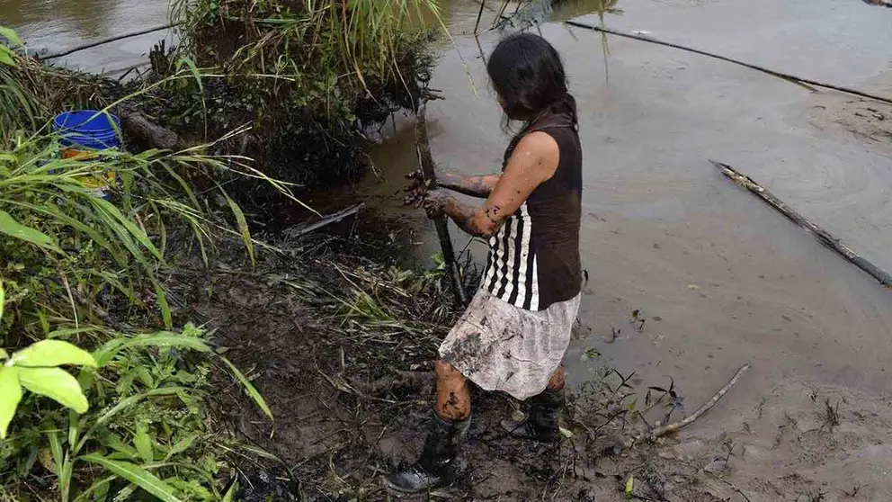 Fotograf&iacute;a de archivo donde pobladores limpian un derrame de petr&oacute;leo, el 9 de febrero de 2016, en el municipio de Chiriaco, en la regi&oacute;n de Amazonas (Per&uacute;). EFE