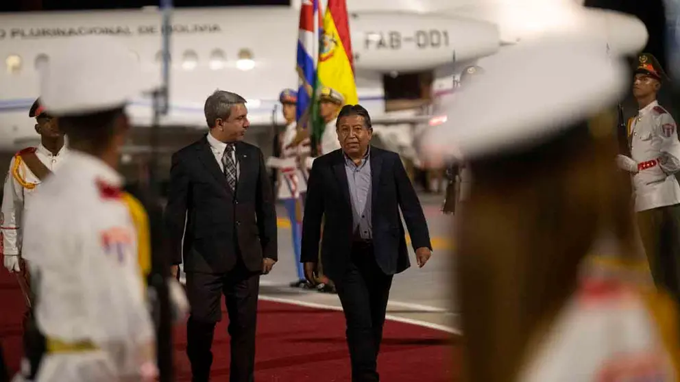 El vicepresidente de Bolivia, David Choquehuanca (c-d), es recibido por el ministro cubano de Educaci&oacute;n Superior, Walter Baluja (c-i), tras su llegada hoy al aeropuerto Internacional Jos&eacute; Mart&iacute; de La Habana (Cuba). EFE