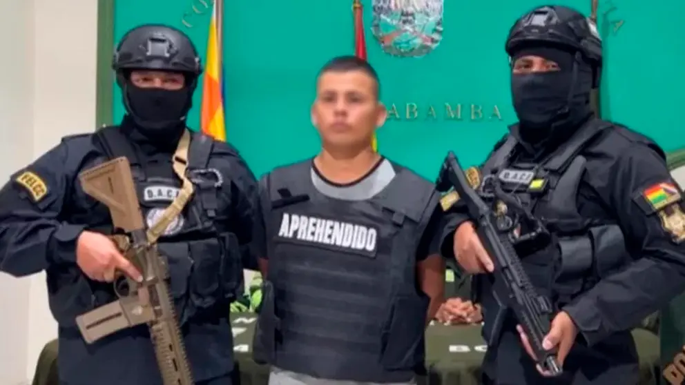 Clevermos M., presunto cabecilla de una banda de secuestradores en el Tr&oacute;pico siendo presentado por autoridades policiales. Gentileza Red Uno