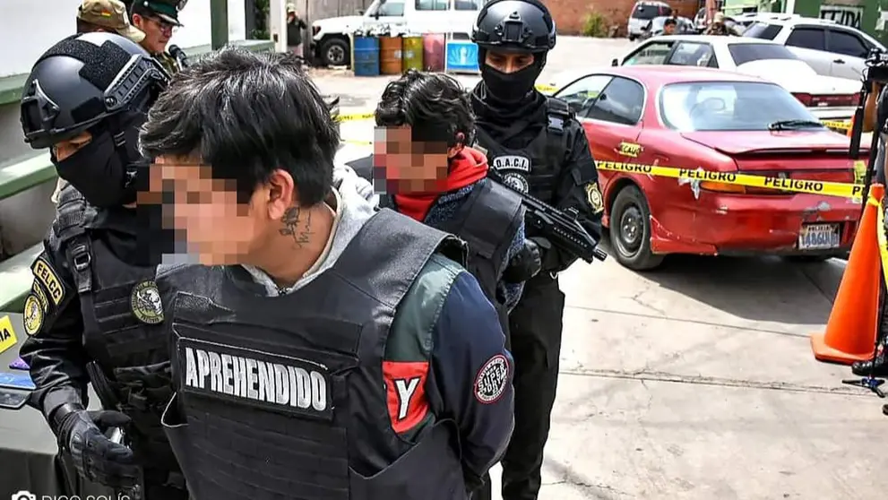 Los sujetos que manejaban un auto rojo y portaban un arma en la Llajta.