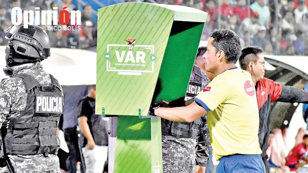Un &aacute;rbitro revisa una jugada en el monitor del VAR, durante un partido de la Divisi&oacute;n Profesional./ DICO SOL&Iacute;S