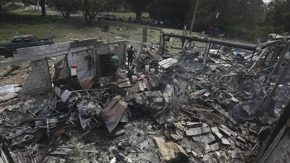 Fotograf&iacute;a de los escombros de un vivienda destruida tras ser afectada por un ataque con carro bomba dirigido a una estaci&oacute;n policial este 20 de septiembre de 2023, en la localidad de Timba, Cauca (Colombia)./ EFE