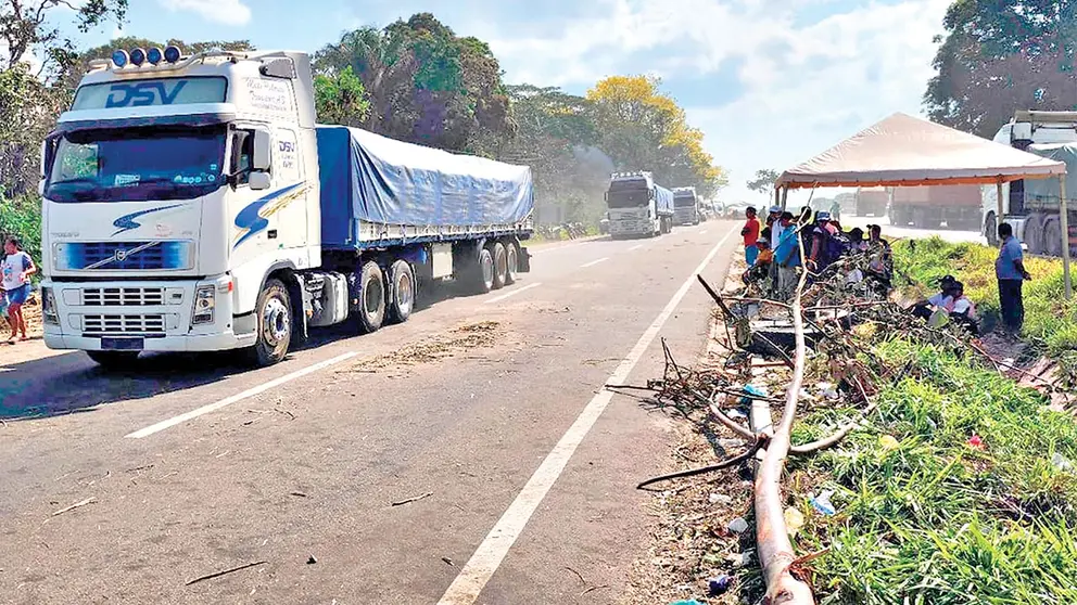 Circulaci&oacute;n vehicular en la ruta a Buena Vista./ APG