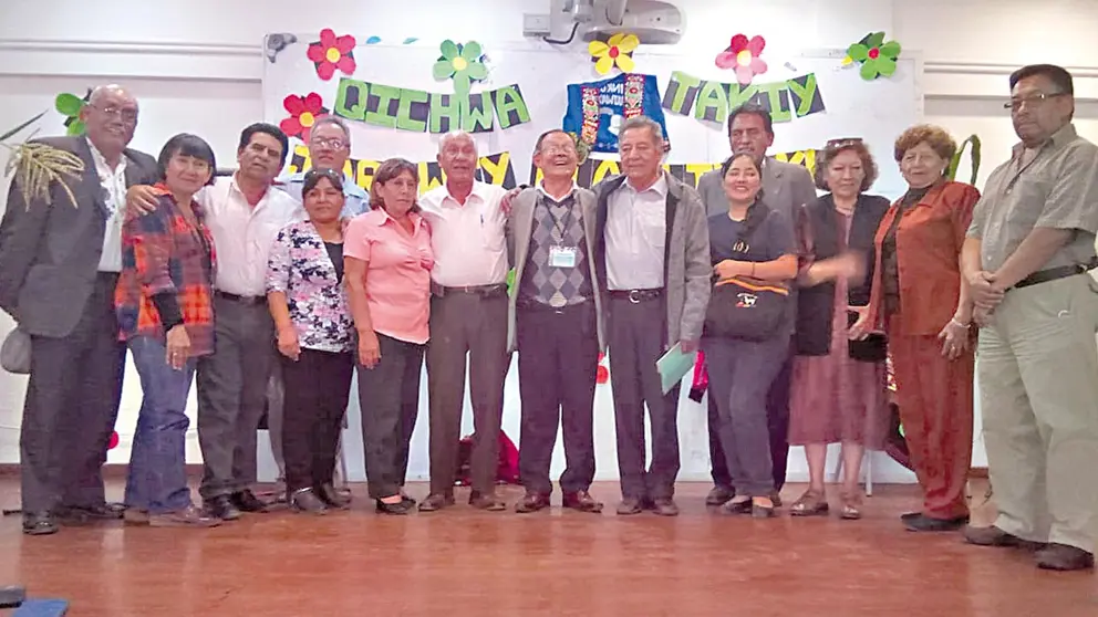 Miembros de la Academia Regional de la Lengua 
Quechua./ CORTES&Iacute;A