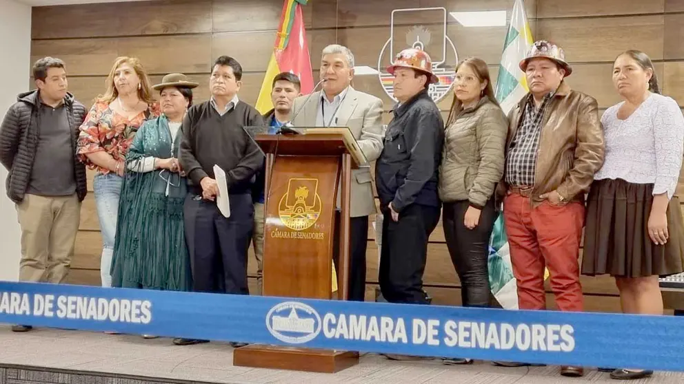 Los senadores que impulsaron la denuncia./ ARCHIVO