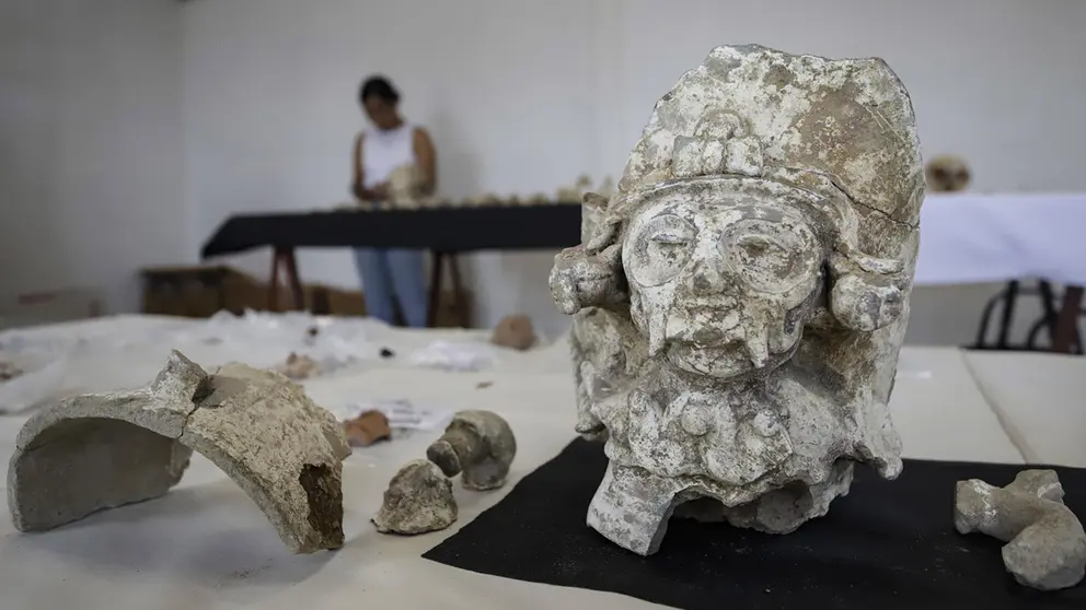 Fotograf&iacute;a de piezas arqueol&oacute;gicas localizadas en una excavaci&oacute;n el 23 de septiembre de 2023 en el municipio de San Andr&eacute;s Cholula, Puebla (M&eacute;xico)./ EFE