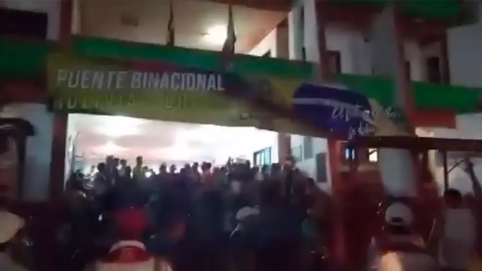 Protesta fuera del Comit&eacute; C&iacute;vico de Guayaramer&iacute;n, Beni. CAPTURA DE VIDEO