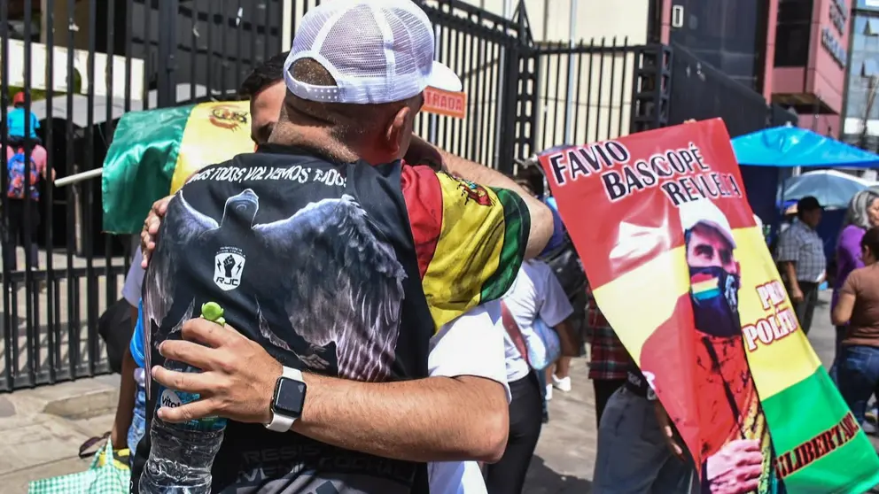 Familiares y amigos de la JRC, expectantes por el destino de los integrantes de esa agrupaci&oacute;n. DICO SOL&Iacute;S