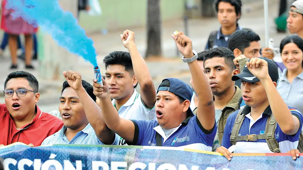 Un grupo de personas en un bloqueo de v&iacute;as./ APG