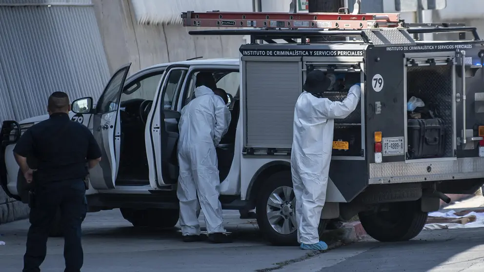 Peritos forenses trabajan en la zona donde aparecieron restos humanos./ EFE