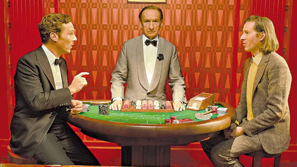 El director Wes Anderson (d) y los actores Benedict Cumberbatch (i) y Ben Kingsley (c), en el set de &lsquo;La maravillosa historia de Henry Sugar&rsquo;./ NETFLIX