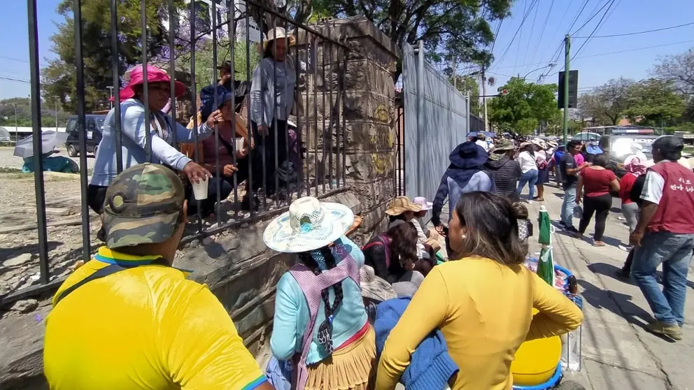 Vecinos de Cotapachi movilizados en puertas de la Gobernaci&oacute;n de Cochabamba. DICO SOL&Iacute;S