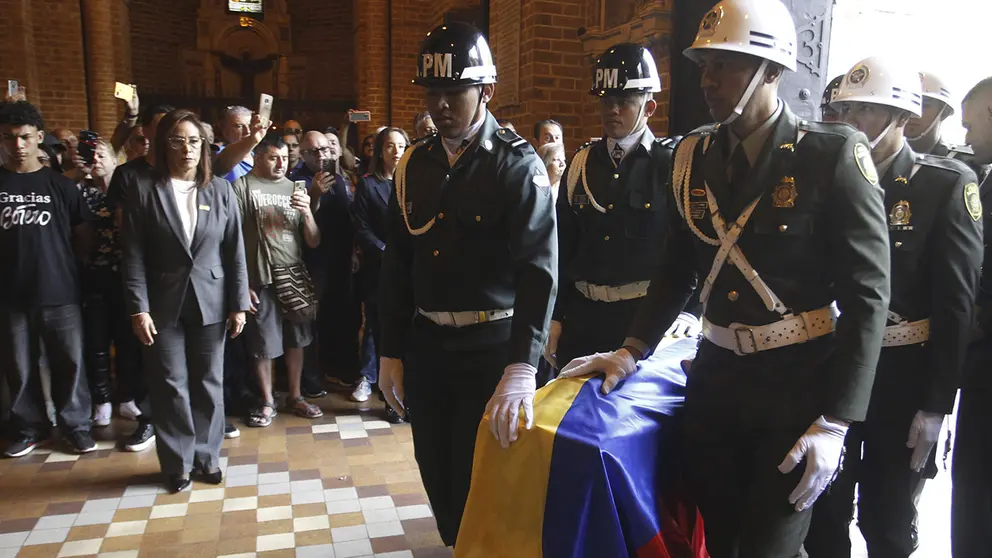 Miembros de la fuerza p&uacute;blica transportan el f&eacute;retro a la misa y distintos homenajes de cuerpo presente del maestro Fernando Botero, en la Catedral Metropolitana en Medell&iacute;n (Colombia)./ EFE