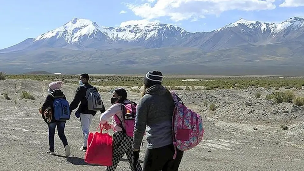 Un grupo de migrantes en la frontera entre Bolivia y Chile./ FGE