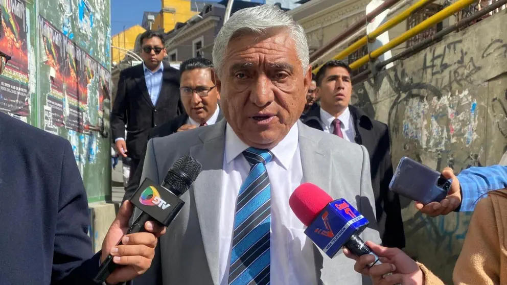 Iv&aacute;n Arias, alcalde de La Paz, abordado por medios locales. RRSS