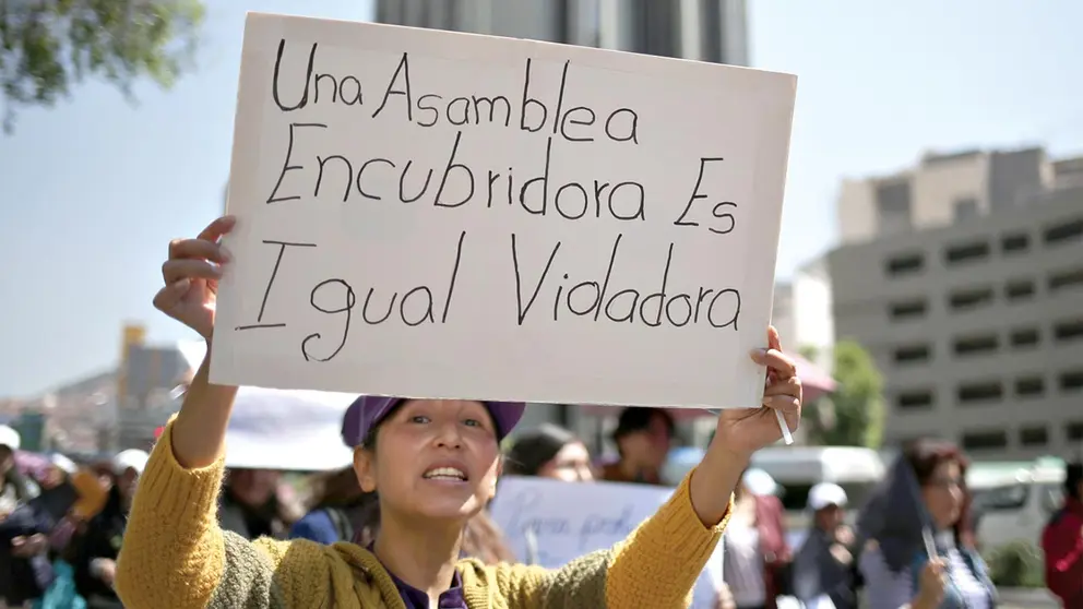 Activistas participan de una protesta que exige al Parlamento aprobar leyes en contra de delitos sexuales./ EFE