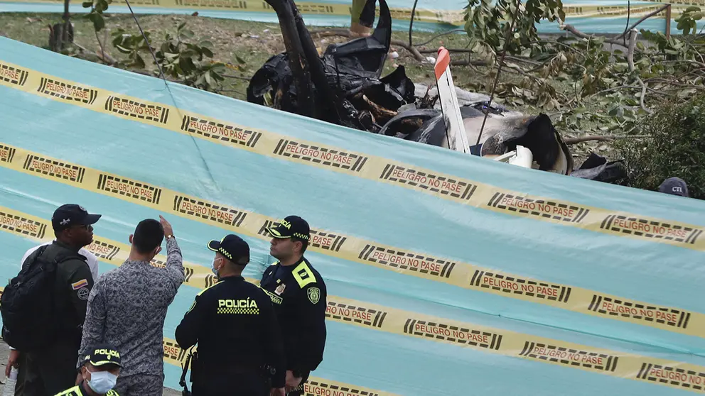 Miembros de la Polic&iacute;a fueron registrados este martes, 3 de octubre, al acordonar la zona donde se accident&oacute; una aeronave de la Fuerza Aeroespacial Colombiana (FAC), en Cali (Colombia)./ EFE