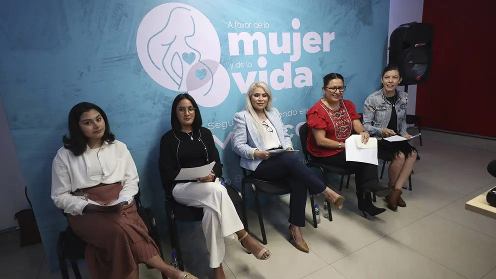 Activistas participan hoy en una rueda de prensa en la Ciudad de M&eacute;xico (M&eacute;xico)./ EFE