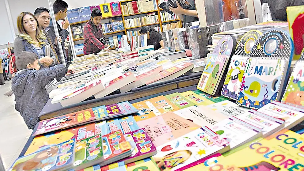 Visitantes en una versi&oacute;n anterior de la Feria del Libro de Cochabamba./ ARCHIVO