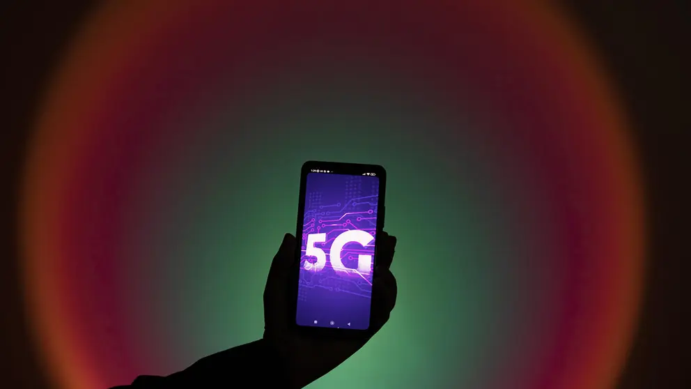 Fotograf&iacute;a de archivo fechada el 6 de julio de 2022 que muestra a persona que sostiene un celular con una imagen de la tecnolog&iacute;a 5G./ EFE