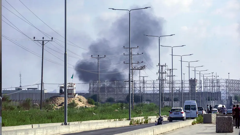 El humo se eleva desde el cruce de Erez durante el asalto a los asentamientos israel&iacute;es por parte de militantes de la milicia Ezz Al-Din Al Qassam, este 7 de octubre de 2023/. EFE
