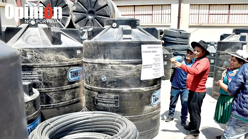 El alcalde de Tacopaya, Víctor Tola, junto a otros comunarios  inspeccionando tanques de agua, en días recientes. / NOÉ PORTUGAL