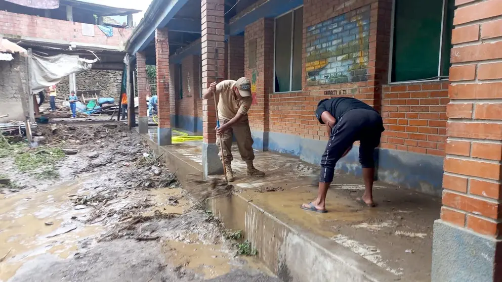 El agua ingresó a la unidad educativa en El Choro./ TELE 15 CARANAVI