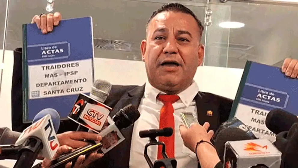 El diputado evista Anyelo C&eacute;spedes mostrando los libros de "traidores". ERBOL