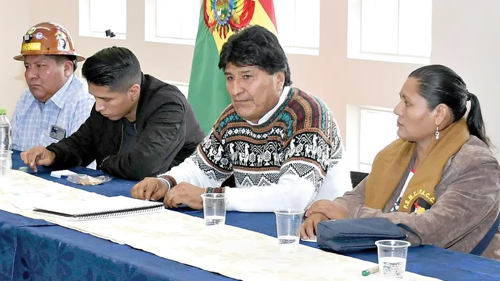 Evo Morales (tercero) en la reuni&oacute;n de designaci&oacute;n de candidatos./ APG