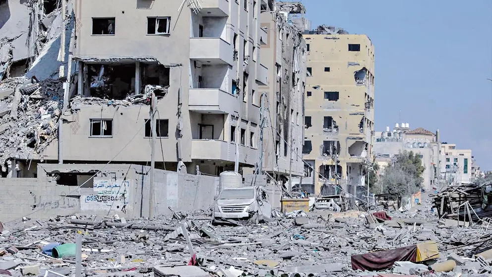 Destrucci&oacute;n en el barrio de Al-Ramal, tras un ataque a&eacute;reo israel&iacute;, en represalia contra Hamas, en la ciudad de Gaza./ EFE