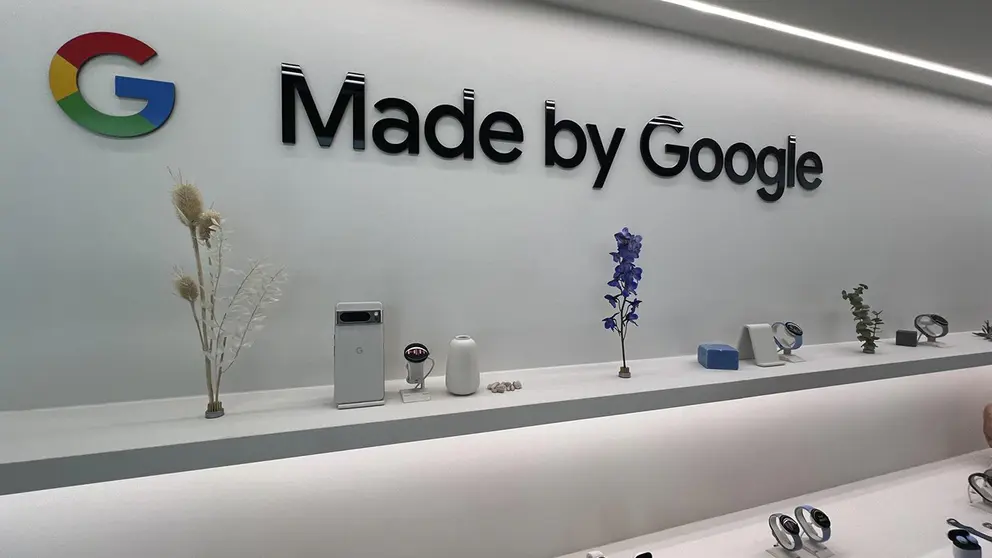 Fotograf&iacute;a de un tel&eacute;fono Pixel 8 y unos Pixel Watch 2, los relojes inteligentes de Google, desplegados durante la presentaci&oacute;n de la nueva l&iacute;nea de productos pixel hoy, en Nueva York (EEUU). EFE