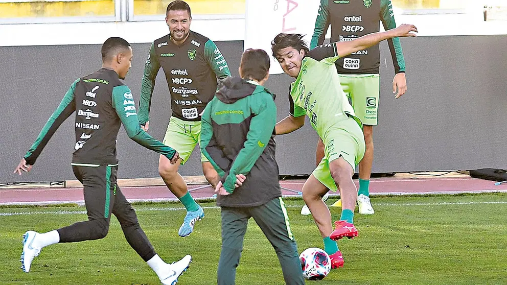 Marcelo Martins (c) pugna una pelota, durante una pr&aacute;ctica del combinado nacional en el estadio Hernando Siles./ APG