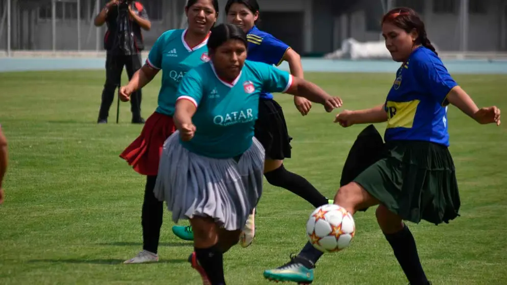 Un bal&oacute;n disputado en uno de los primeros partidos del torneo. DICO SOL&Iacute;S