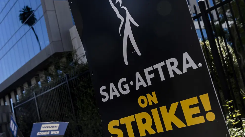 Una pancarta del sindicato estadounidense de Actores de Radio y Televisi&oacute;n (SAG-AFTRA, en ingl&eacute;s) fue registrada, el pasado 6 de octubre, durante una jornada de protestas en medio del actual paro./ EFE