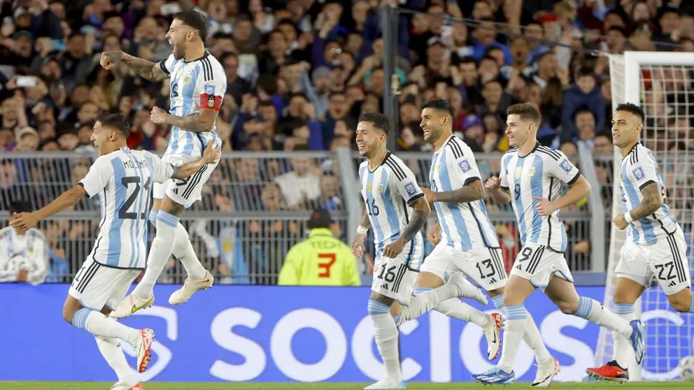 Nicolás Otamendi (arriba) de Argentina celebra su gol hoy, en un partido de las Eliminatorias Sudamericanas entre Argentina y Paraguay, en Buenos Aires./ EFE