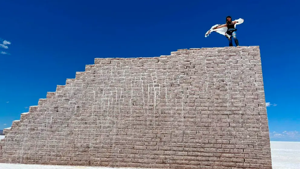 Una turista posa en la parte m&aacute;s elevada de la Escalera al cielo, obra del maestro Gast&oacute;n Ugalde. LESLIE LAFUENTE