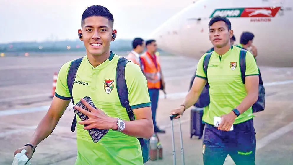 Una imagen de lo que fue el arribo de la Selecci&oacute;n Nacional a la capital paraguaya con miras a la fecha FIFA./ FBF