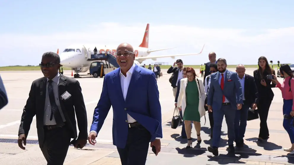 Fotograf&iacute;a cedida por Prensa AN donde se observa al presidente de la Asamblea Nacional de Venezuela, Jorge Rodr&iacute;guez, durante su llegada a Barbados. EFE