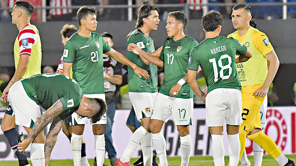 Futbolistas de la Selección Nacional reaccionan después de la derrota (1-0) que sufrieron a manos de Paraguay en Asunción./ APG
