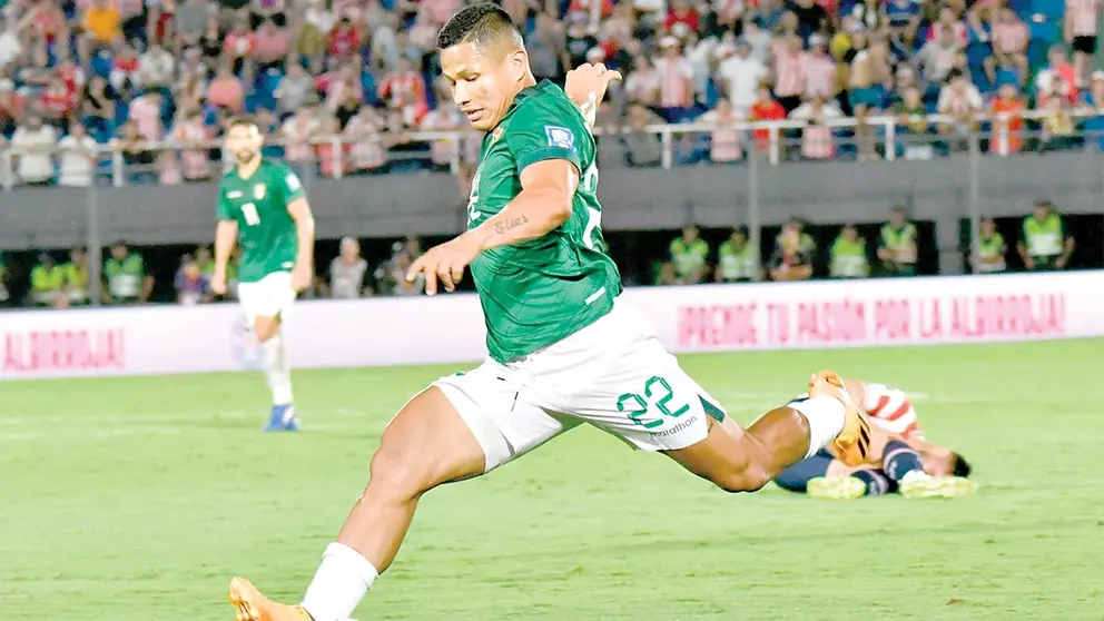 Carlos Roca intenta sacar una pelota durante la ca&iacute;da (1-0) de visita a Paraguay./ APG