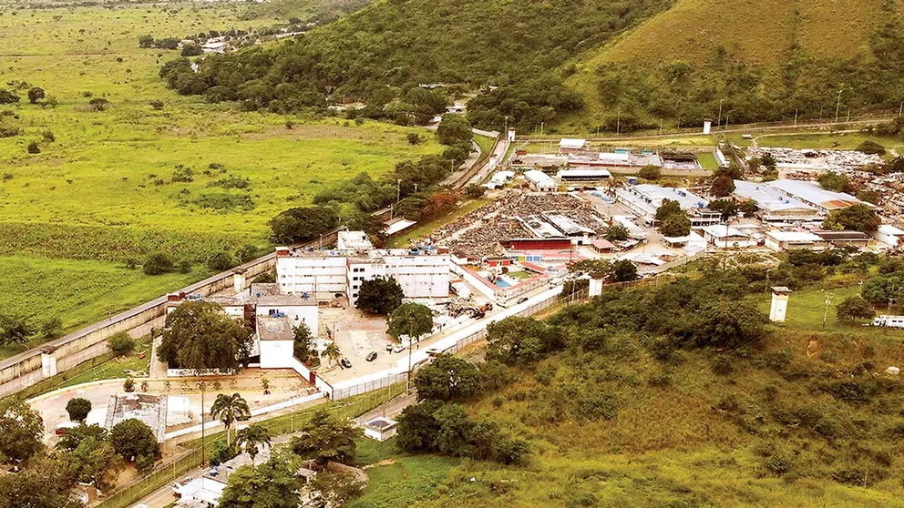 En principio, la c&aacute;rcel de Tocor&oacute;n, sede del Tren de Aragua, ten&iacute;a capacidad para 750 presos, pero lleg&oacute; a albergar m&aacute;s de 7.000 reclusos./ BBCMUNDO