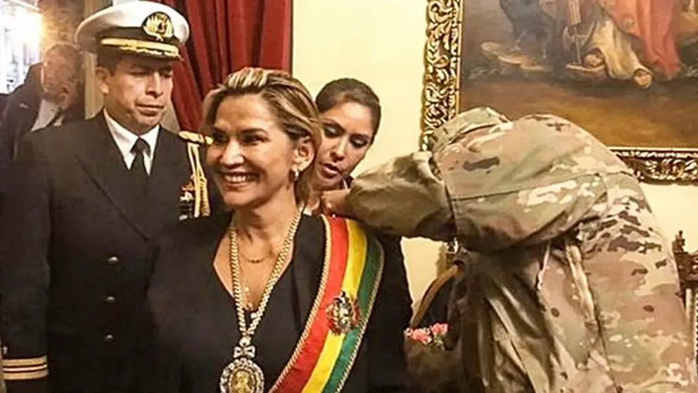 Colocan la banda presidencial a Jeanine &Aacute;&ntilde;ez. en 2019. ARCHIVO