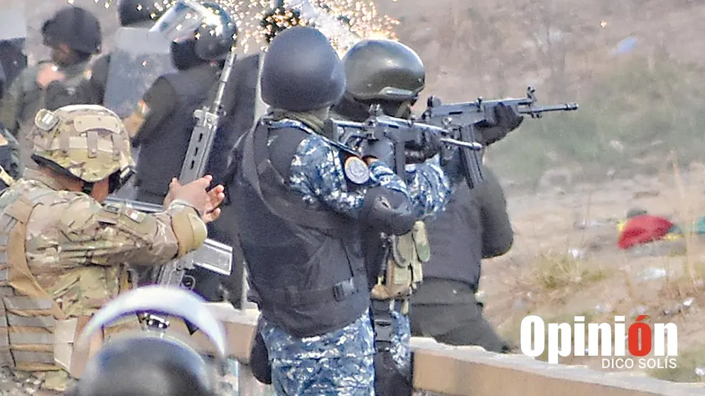 Militares en el puente Huayllani, Sacaba, el 15 de noviembre de 2019./  DICO SOL&Iacute;S