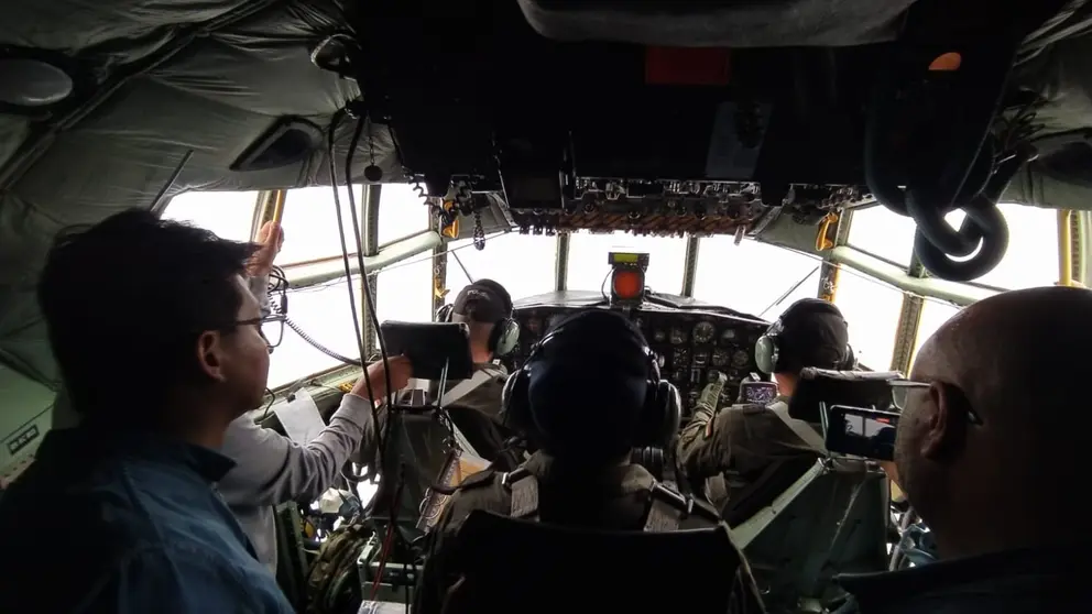 Pilotos y equipo t&eacute;cnico de las Fuerzas Armadas sobrevuela el Valle Alto en un H&eacute;rcules, para el bombardeo de nubes. DICO SOL&Iacute;S