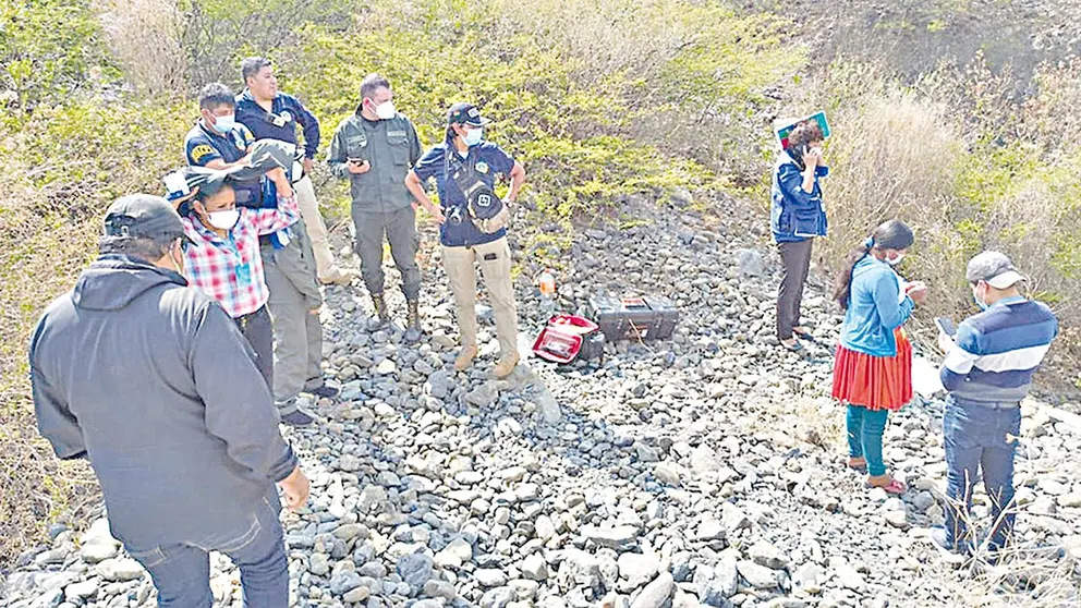Maribel A.M. y los investigadores en el r&iacute;o Khora I, Vinto./ POLIC&Iacute;A