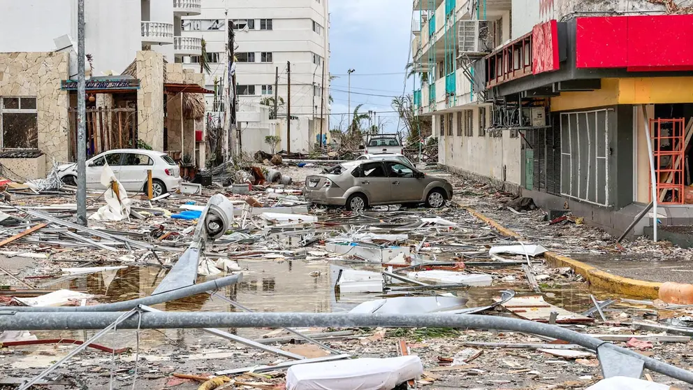 Fotografía de escombros en una calle afectada por el paso del huracán Otis, hoy, en el balneario de Acapulco, en el estado de Guerrero (México)./ EFE