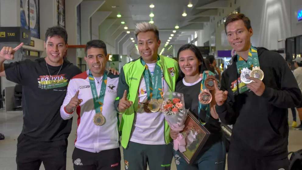 Campeones de r&aacute;quet son recibidos por familiares y autoridades. LUCHO ARCE