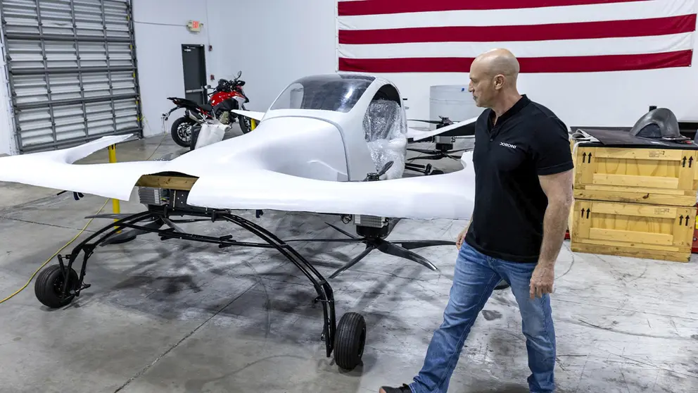 El fundador y director ejecutivo de Doroni Aerospace, Doron Merdinger, comprueba el prototipo de su avi&oacute;n el&eacute;ctrico de despegue y aterrizaje vertical (eVOLT)./ EFE