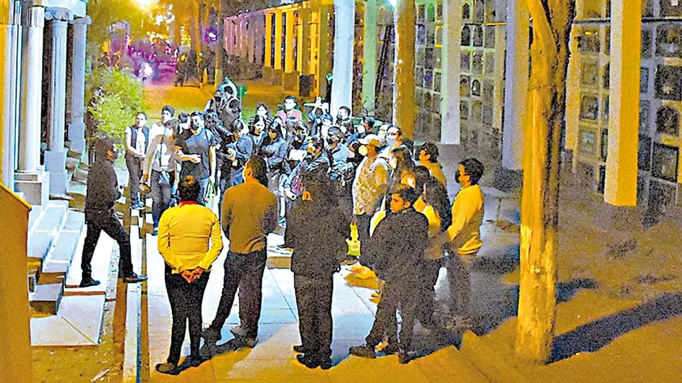 La poblaci&oacute;n hace un recorrido nocturno por el 
Cementerio General./ ARCHIVO