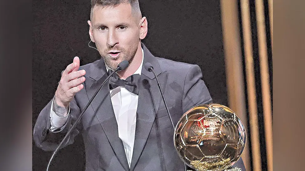 Messi brinda declaraciones tras recibir el octavo Bal&oacute;n de Oro de su carrera./ EFE